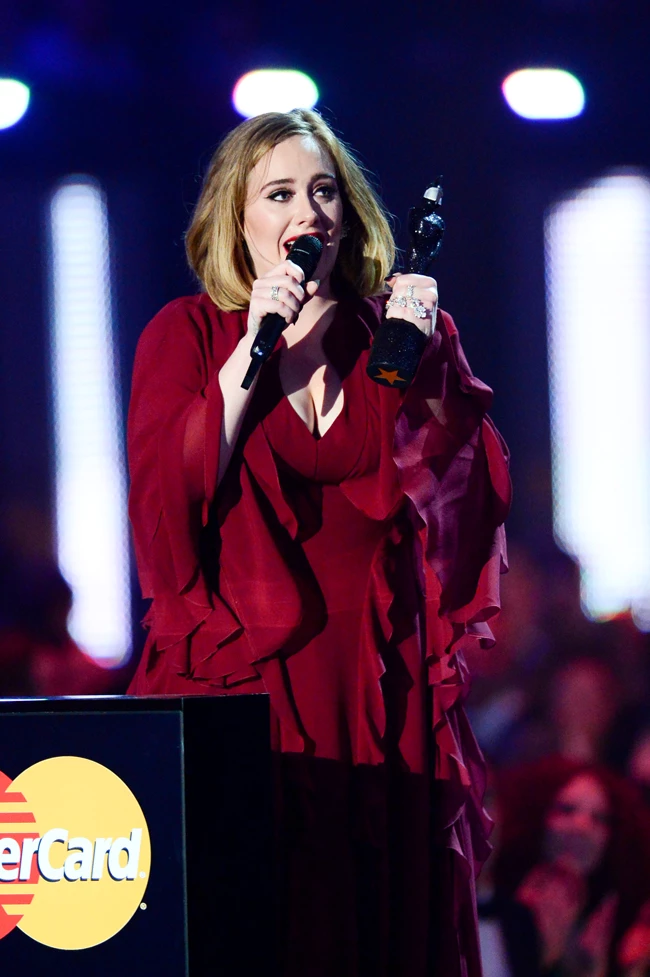 Adele: Με δάκρυα και βρισιές στη σκηνή των Brit Awards