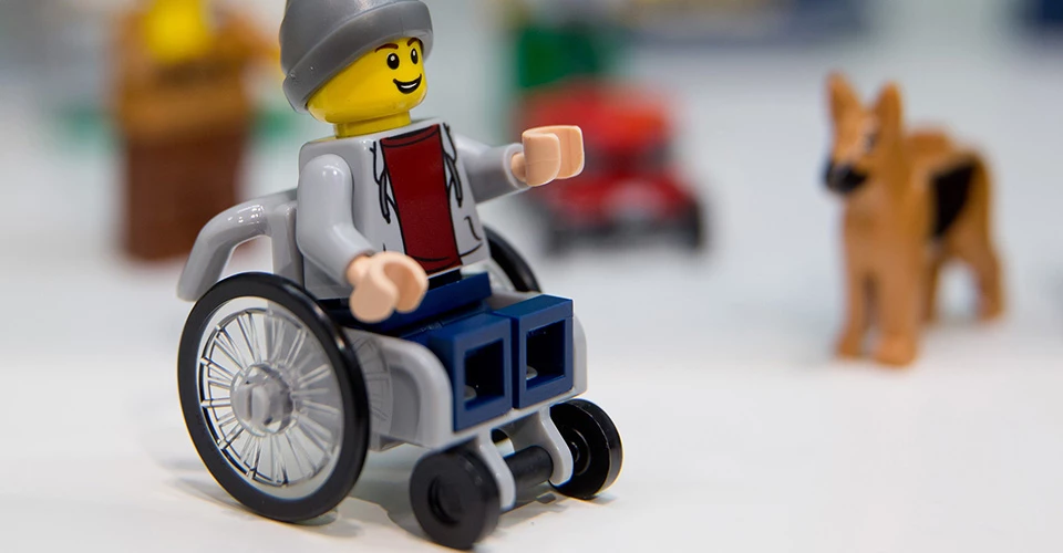 Barbie με καμπύλες, Ken χωρίς μαλλιά και Lego σε αναπηρικό καροτσάκι - εικόνα 2