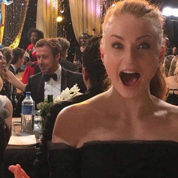 SAG Awards 2016: Η... κατά λάθος selfie της Sophie Turner που κέρδισε τις εντυπώσεις