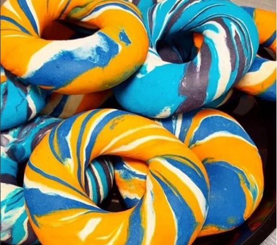 Το rainbow bagel του Williamsburg είναι η νέα εμμονή των foodies