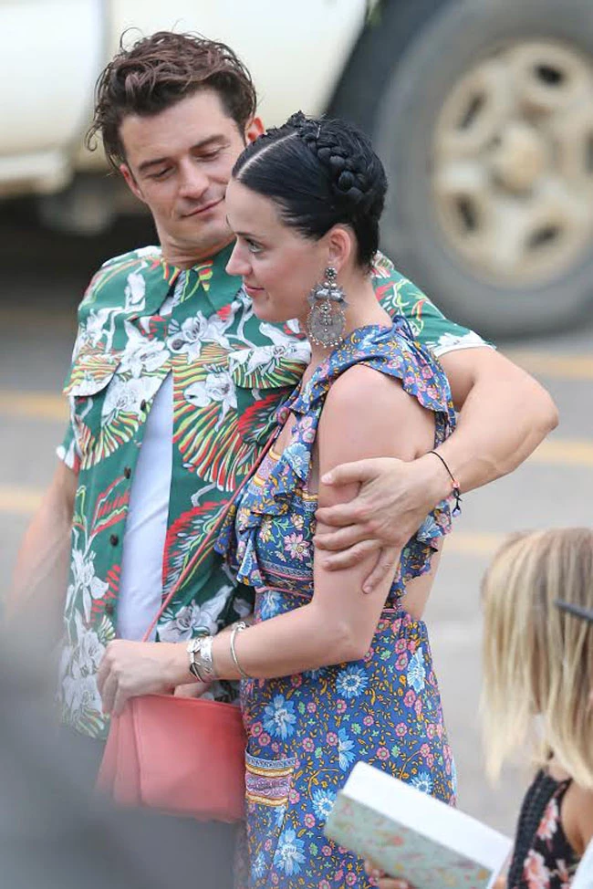 EXCLUSIVE: *PREMIUM EXCLUSIVE RATES APPLY* *NO WEB UNTIL 2PM PST, MARCH 2*NO TV UNTIL 3PM EST, MARCH 1* New couple Katy Perry and Orlando Bloom look loved up on a romantic dinner date in Hawaii on February 26.Orlando put his arm around Katy as they joined friends Laird Hamilton and Gabrielle Reece for dinner at the Barracuda restaurant on Kauai.Pictured: Katy Perry and Orlando BloomRef: SPL1235240 290216 EXCLUSIVEPicture by: Splash NewsSplash News and PicturesLos Angeles:310-821-2666New York:212-619-2666London:870-934-2666photodesk@splashnews.com