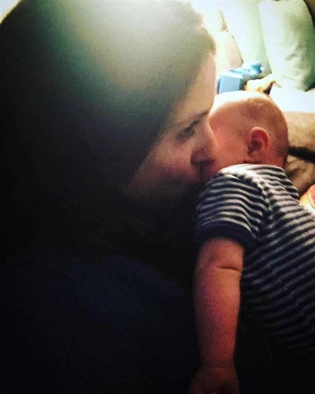 Σοφία Καρβέλα: Αγκαλιά με τον νεογέννητο γιο της