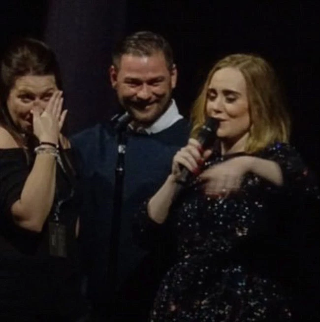 Adele: Ζευγάρι αρραβωνιάστηκε κατά τη διάρκεια συναυλίας της και η αντίδρασή της ήταν μοναδική!