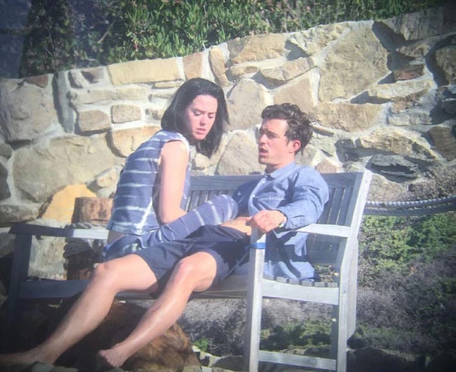 EXCLUSIVE: **PREMIUM EXCLUSIVE RATES APPLY**NO WEB UNTIL 5PM PST, MARCH 22, 2016** Lovebirds Katy Parry and Orlando Bloom kiss while enjoying a romantic ocean view in Malibu, CA, on March 16. The smitten pair piled on the PDA as they locked lips on a bench overlooking the beach while Orlando's dog lay by his feet. Pictured: Katy Perry and Orlando Bloom Ref: SPL1249351 210316 EXCLUSIVE Picture by: Splash News Splash News and Pictures Los Angeles:310-821-2666 New York: 212-619-2666 London: 870-934-2666 photodesk@splashnews.com 