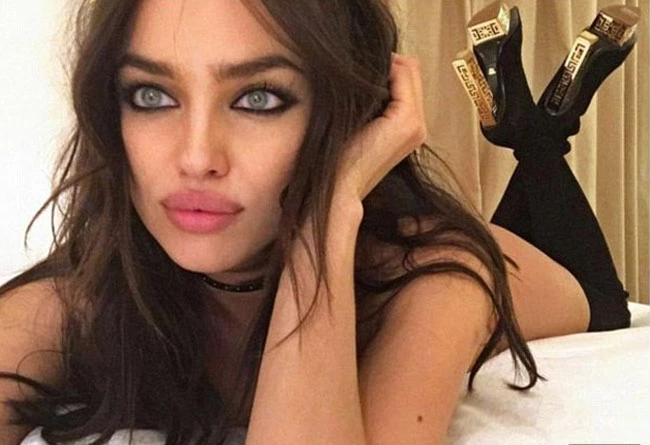 Irina Shayk: Ποζάρει από το κρεβάτι της φορώντας μόνο τις... μπότες της!