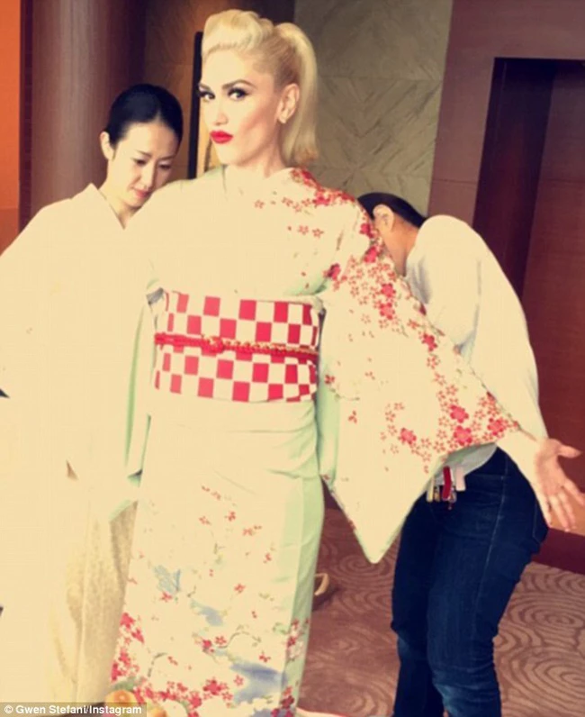Η Gwen Stefani κάνει την πιο εμπνευσμένη μεταμφίεση για χάρη του νέου της videoclip!