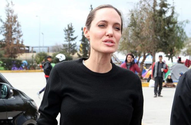 Angelina Jolie: Οι πρώτες φωτογραφίες της στη χώρα και το βίντεο από τον Πειραιά