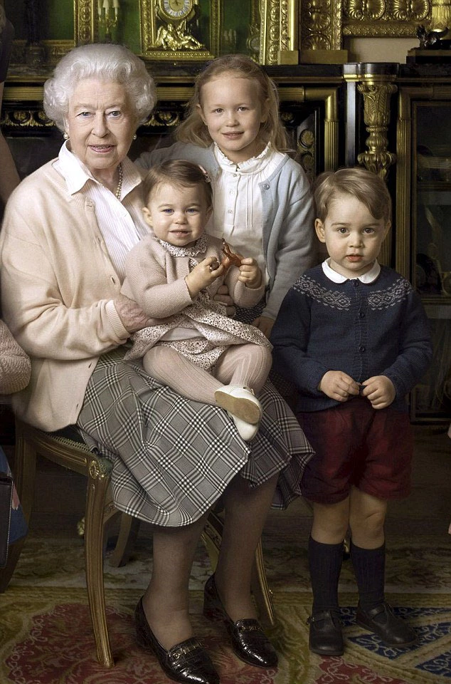 Kate Middleton | Γιατί φοράει συνεχώς στα παιδιά της τα ίδια ρούχα;