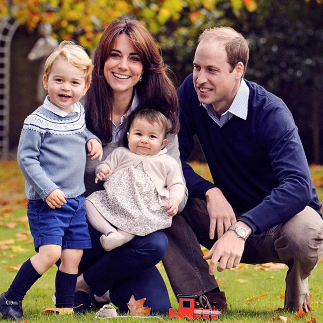 336206AA00000578-3552281-Prince_George_and_Princess_Charlotte_pictured_in_late_October_at-a-5_1461314099017