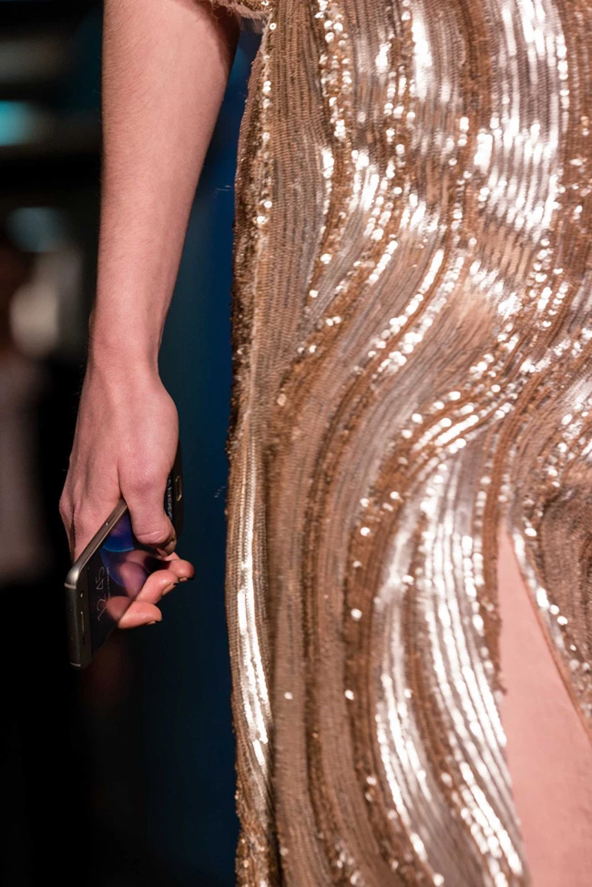 Samsung Galaxy S7 & S7 Edge: Πρωταγωνίστησαν στο fashion show MiRo δίπλα σε υπέροχες haute couture δημιουργίες