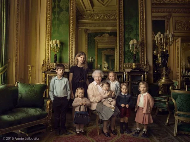 H βασίλισσα Ελισάβετ ποζάρει για τα 90α γενέθλιά της με όλα της τα δισέγγονα