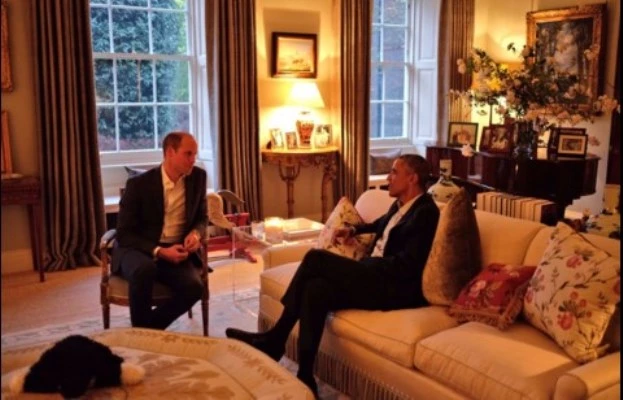 Ο πρίγκιπας George γνωρίζει τον πρόεδρο Obama φορώντας τη ρόμπα του