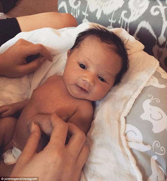 Ο John Legend ανεβάζει την πρώτη φωτογραφία της κόρης του στο Instagram