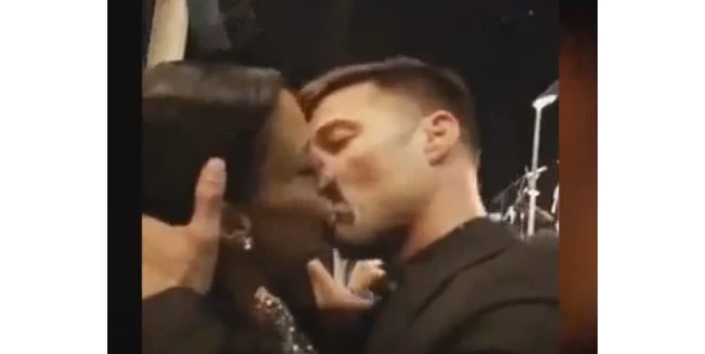Θαυμάστρια του Ricky Martin έδωσε... 64.000 δολάρια για ένα φιλί από εκείνον