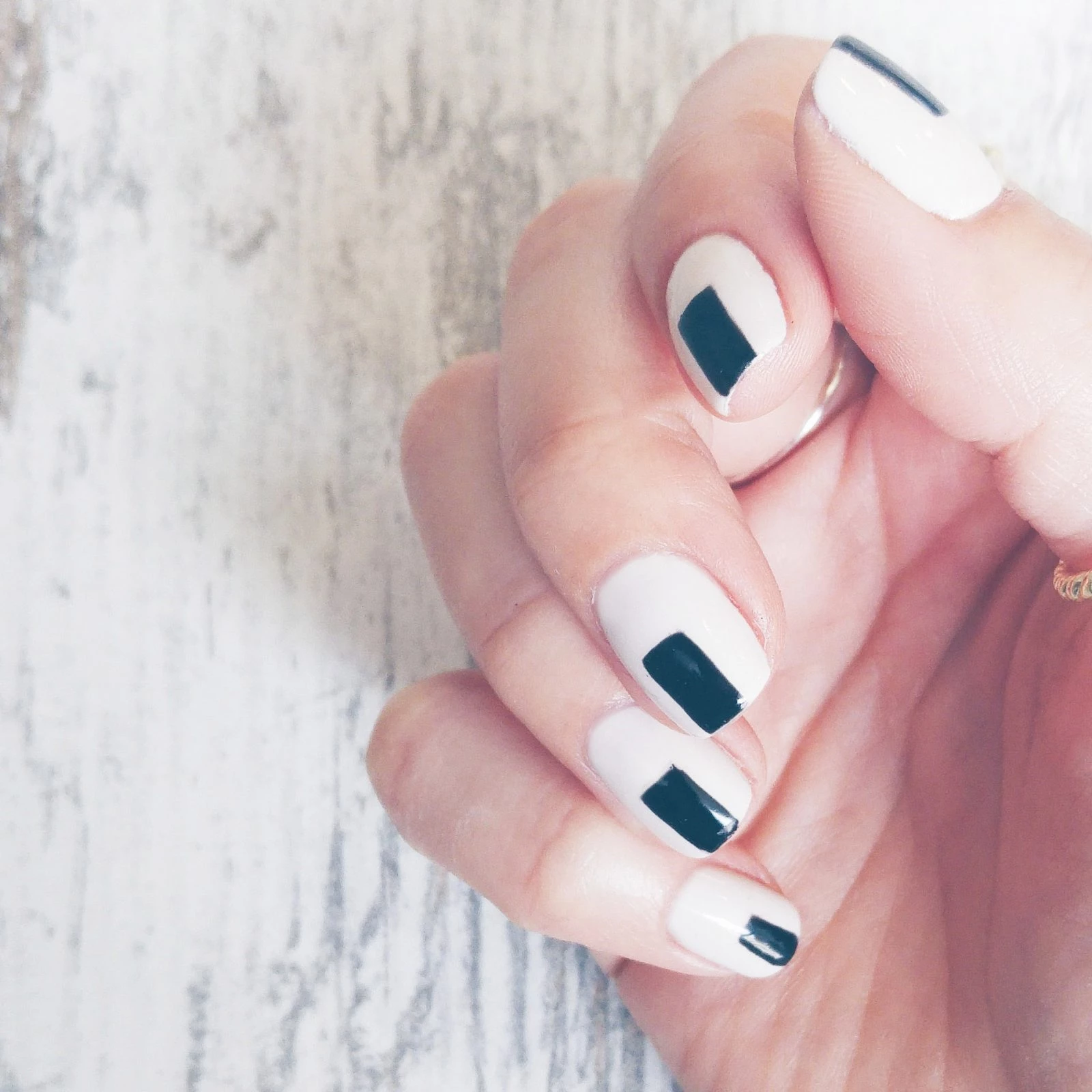 #maniMonday: Πώς με 1 μόνο κίνηση πετυχαίνεις το πιο trendy manicure!