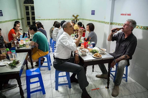 Obama-Bourdain: Τρώνε μαζί με 6 δολάρια
