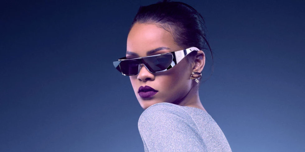 Rihanna: Υπογράφει τη νέα σειρά γυαλιών ηλίου της Dior