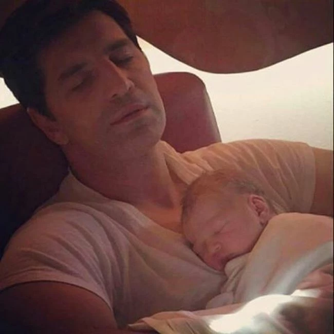 Ο Σάκης Ρουβάς αγκαλιά με τον νεογέννητο γιο του!