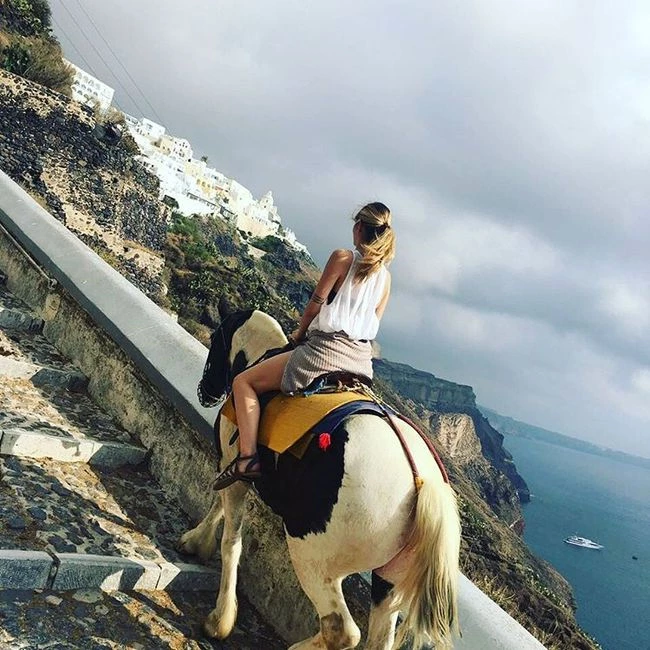 Αμαλία Κωστοπούλου: Βόλτα με άλογο στη Σαντορίνη!