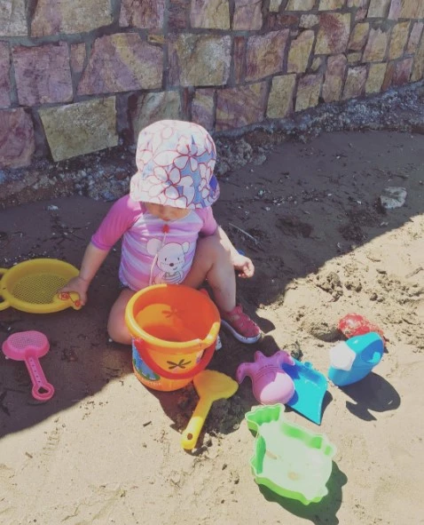 Βίκυ Καγιά: Μας δείχνει την κόρη της να παίζει στην παραλία!