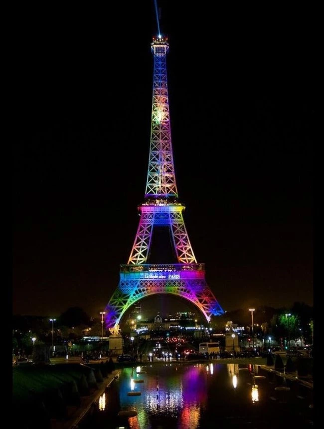 Στα χρώματα του ουράνιου τόξου της κοινότητας LGBT ο Πύργος του Άιφελ