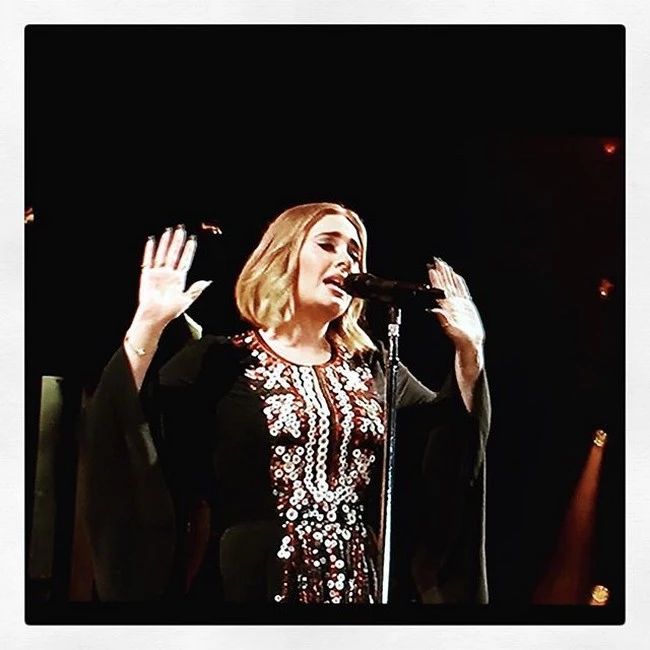 Adele: Τι πραγματικά μας σόκαρε με το φόρεμα που φόρεσε στο Glastonbury