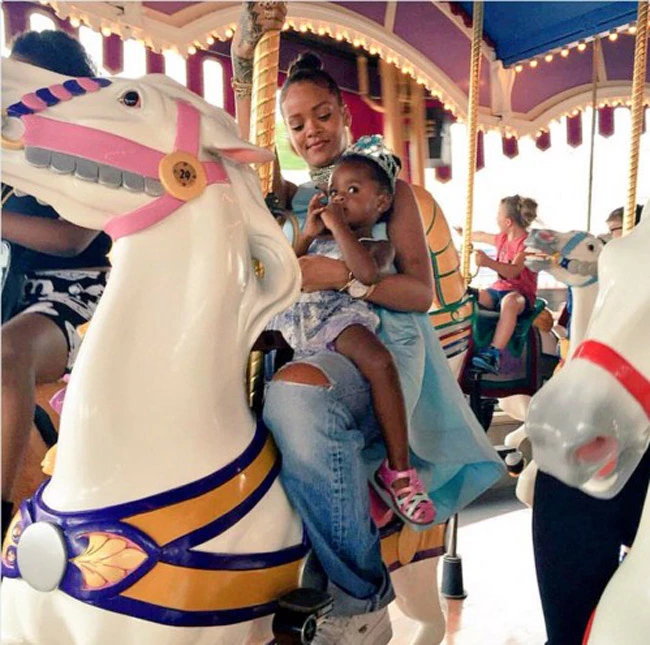 Rihanna: Στη Disneyland ντυμένη σαν τη Σταχτοπούτα (φωτογραφίες)
