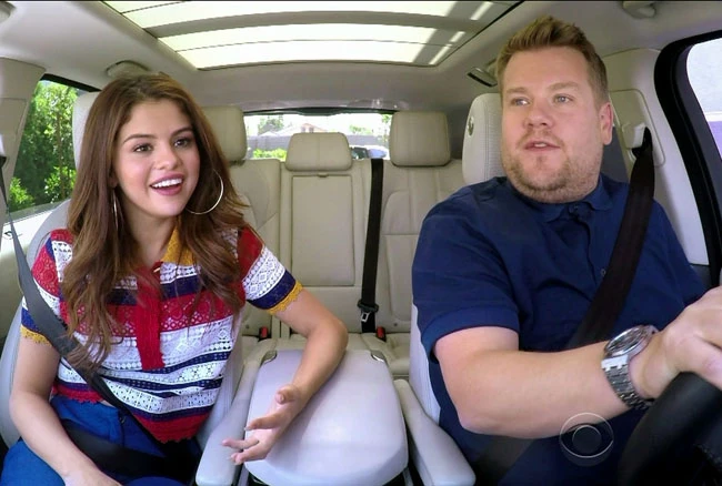 Selena Gomez: Τραγουδάει καραόκε στο αυτοκίνητο και στο τρενάκι του λούνα παρκ! (βίντεο)