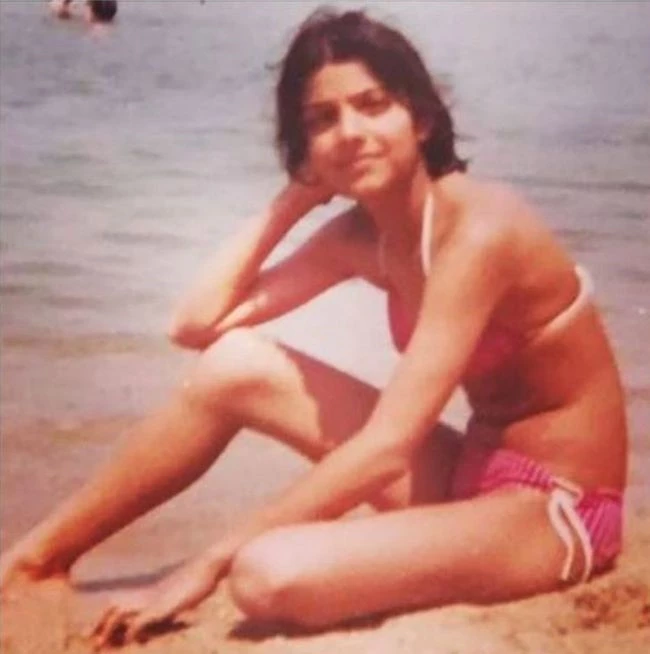 H Πόπη Τσαπανίδου στα 15 της με μαγιό στην παραλία