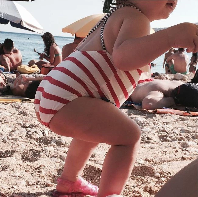 Ελιάνα Χρυσικοπούλου: Φωτογραφίζει την κόρη της με μαγιό στην παραλία