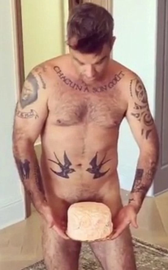 O Robbie Williams oλόγυμνος στο Snapchat: To video που ανάρτησε η σύζυγός του