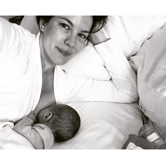 Liv Tyler: Θηλάζει την κόρη της και το μοιράζεται μέσω instagram