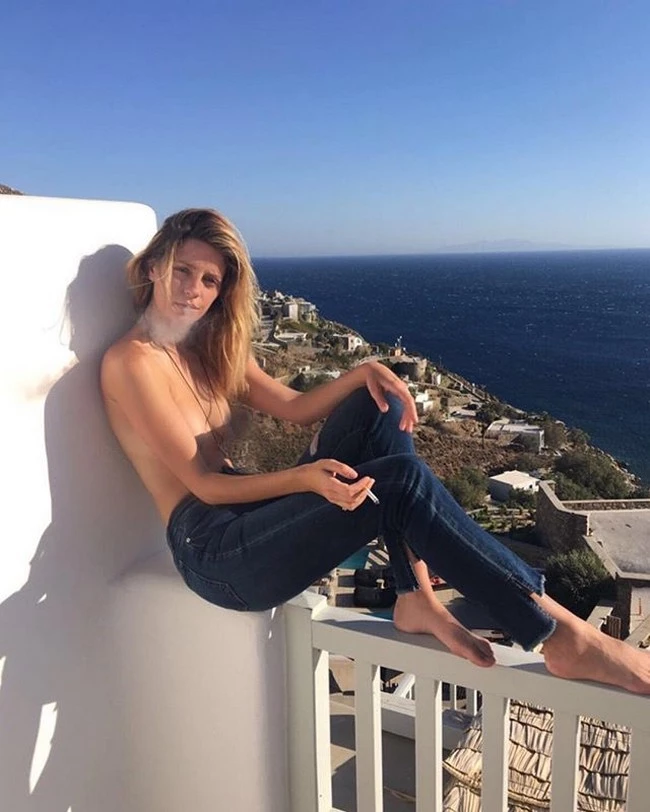 Mischa Barton: Topless στη Μύκονο (φωτογραφία)