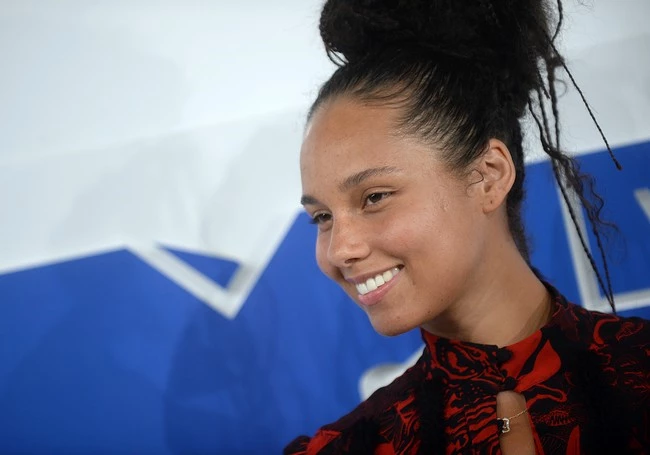 Την παραδεχόμαστε! Η Alicia Keys διέσχισε το red carpet χωρίς ίχνος μακιγιάζ