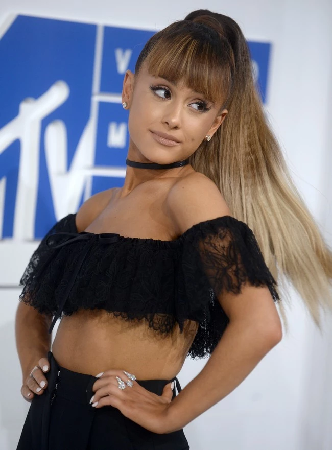 H Ariana Grande έχει πλέον γκρι μαλλιά!