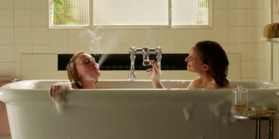 Lily Rose Depp - Natalie Portman: Γυμνές μαζί μέσα σε μια μπανιέρα! (βίντεο)