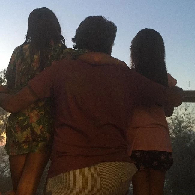 Γιάννης Λάτσιος: Αγκαλιά με τις δύο κόρες του, Λάουρα και Βαλέρια