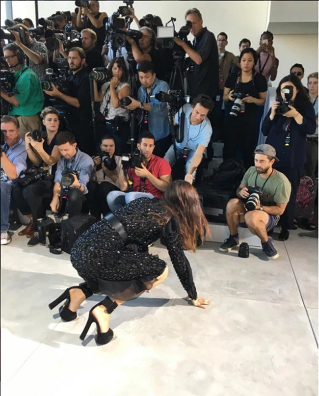 Bella Hadid: Η απίστευτη τούμπα της στην πασαρέλα του New York Fashion Week
