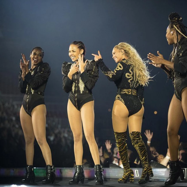 Beyonce: Οι χορευτές της αρραβωνιάστηκαν επί σκηνής! (βίντεο)