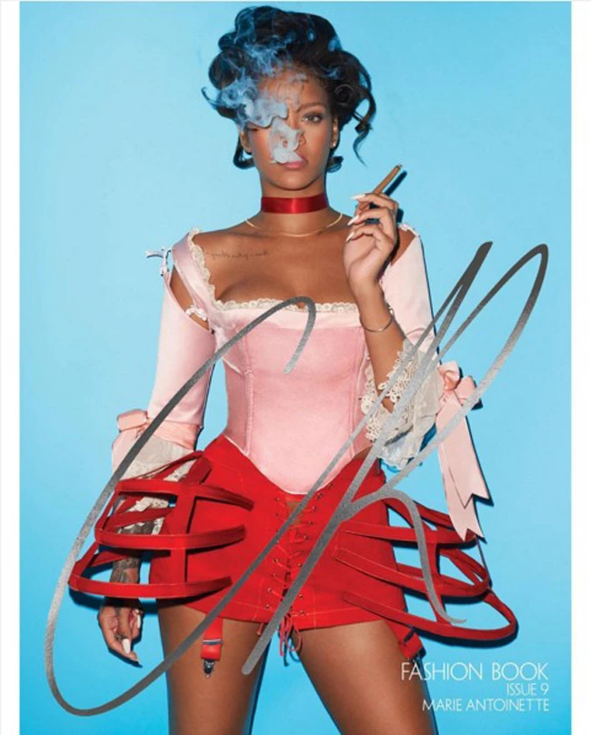 Rihanna: Φωτογραφίζεται ως Μαρία Αντουανέτα καπνίζοντας κάνναβη!
