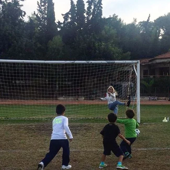 Φαίη Σκορδά: Παίζει ποδόσφαιρο με τους γιους της
