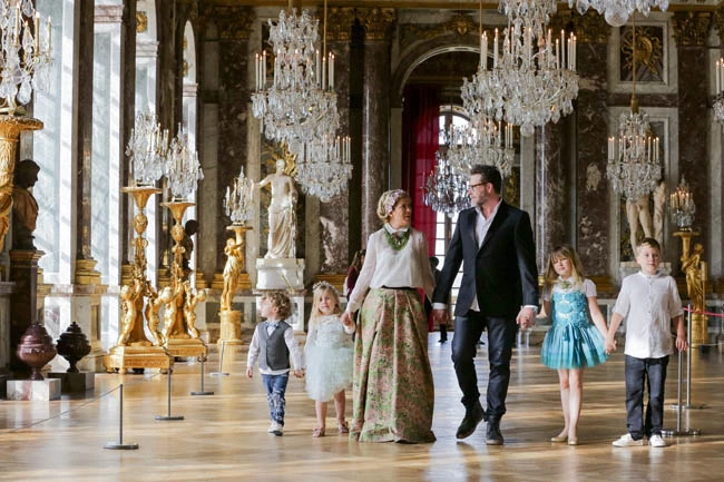 EMBARGOED FOR WEB AND APPS IN FRANCE UNTIL MAY 14, 2016 - Exclusive - Tori Spelling with her husband Dean McDermott and their children Finn Davey, Liam Aaron, Stella Doreen, Hattie Margaret visit the Chateau de Versailles, Versailles, France on April 20, 2016. Photo by ABACAPRESS.COM | 543701_005 Versailles France