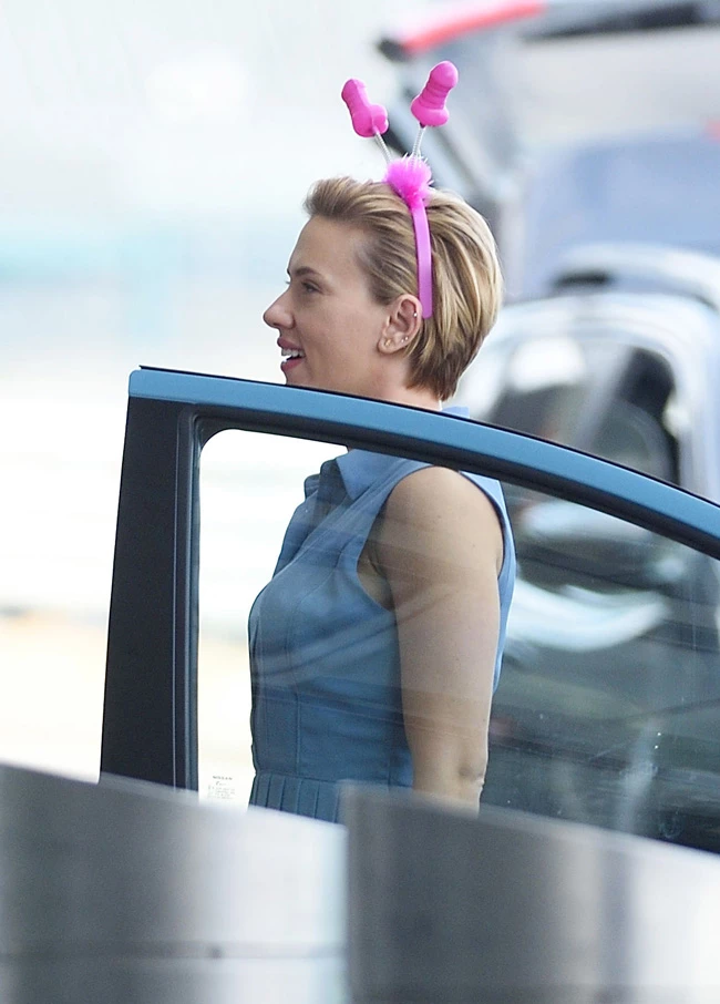 Scarlett Johansson: Δε θα πιστέψεις τι φόρεσε στο κεφάλι της στην τελευταία της δημόσια εμφάνιση - εικόνα 2