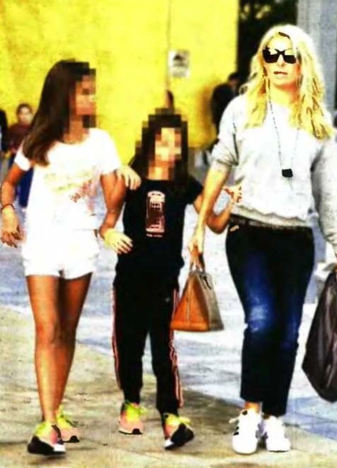 Ελένη Μενεγάκη: Για ψώνια με τις κόρες της