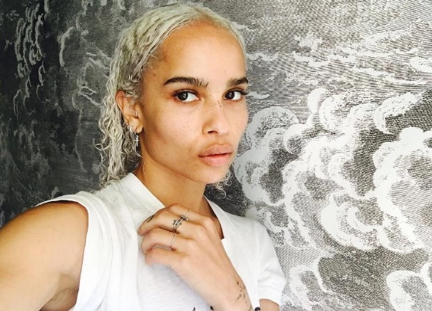 Η Zoë Kravitz είναι πλέον ξανθιά και έχει κοντά μαλλιά!