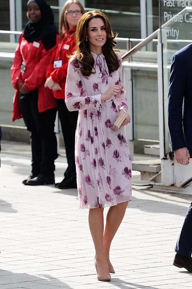 Kate Middleton: Ο απίθανος λόγος που κρατά πάντα clutch τσαντάκι