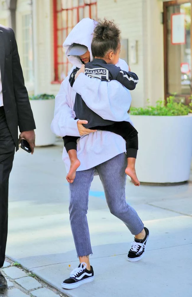 Kim Kardashian runs fearfully to her waiting SUV with a scared looking North West in New York Pictured: Kim Kardashian, North West Ref: SPL1369334 061016 Picture by: Jackson Lee / Splash News Splash News and Pictures Los Angeles:310-821-2666 New York: 212-619-2666 London: 870-934-2666 photodesk@splashnews.com 