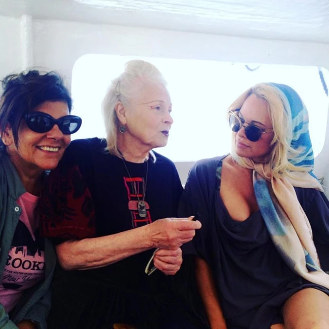 Pamela Anderson: Βρίσκεται στην Ύδρα για επαγγελματική φωτογράφηση