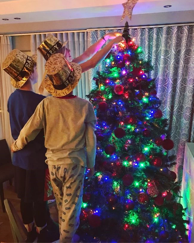 Ντορέττα Παπαδημητρίου: Στόλισε το χριστουγεννιάτικο δέντρο με τους γιους της
