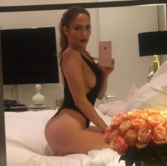 Η απίστευτα σέξι φωτογραφία της Jennifer Lopez: Ποζάρει σαν την Kim Kardashian!